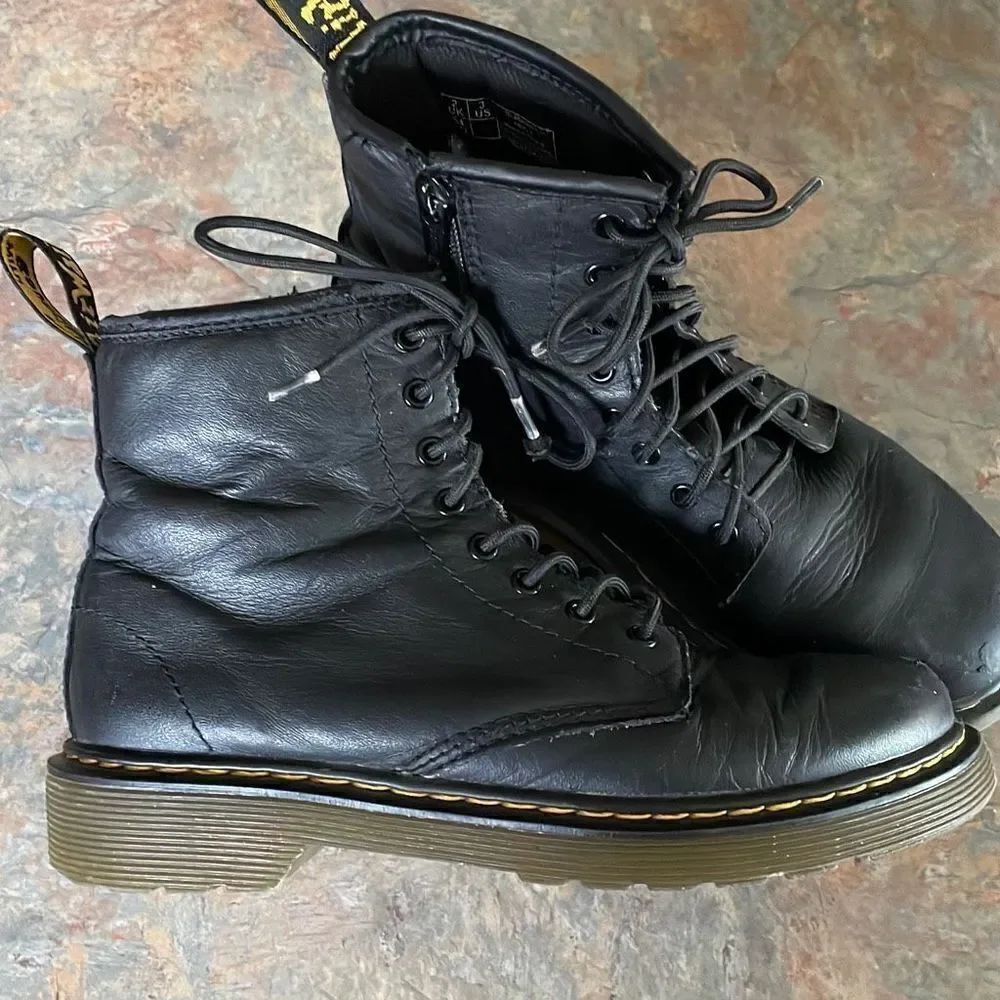 Dr Marten’s Kids Sz 3 Black Leather Air Wair Boots side Zipper